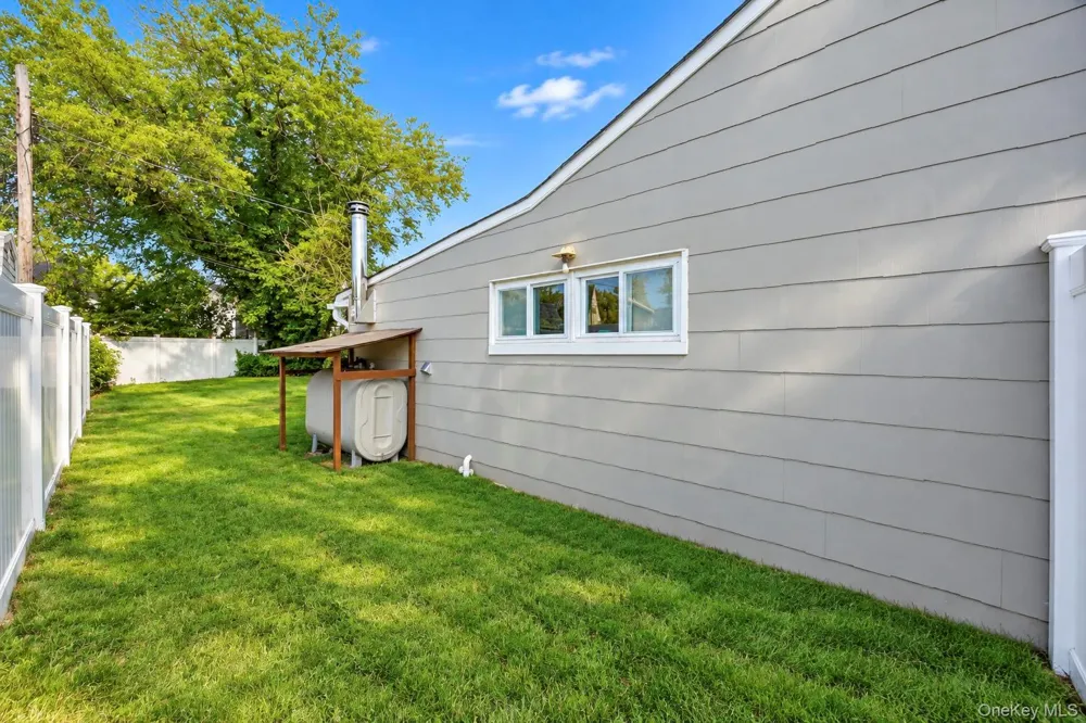35 Meeting Lane Hicksville, NY 11801