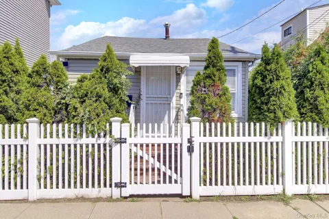 2 Sampson Street E