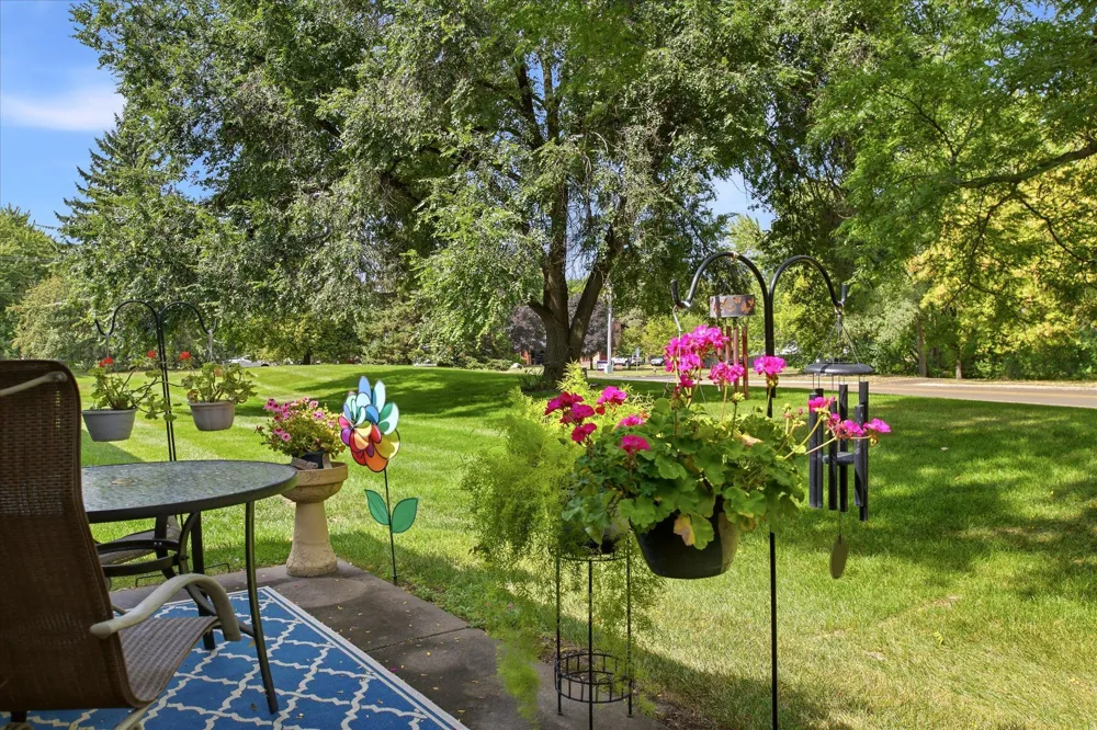 2707 River Hills Drive S Burnsville, MN 55337