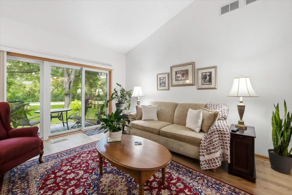 2707 River Hills Drive S Burnsville, MN 55337