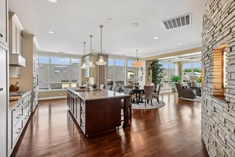 875 Lake Street #401