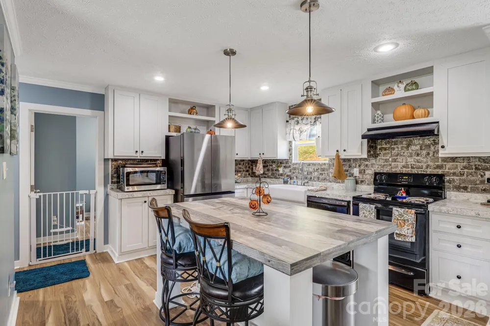 582 John Henry Road Burnsville, NC 28714