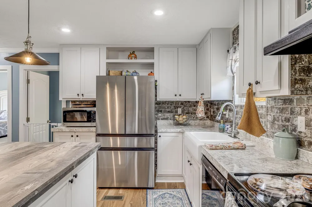 582 John Henry Road Burnsville, NC 28714