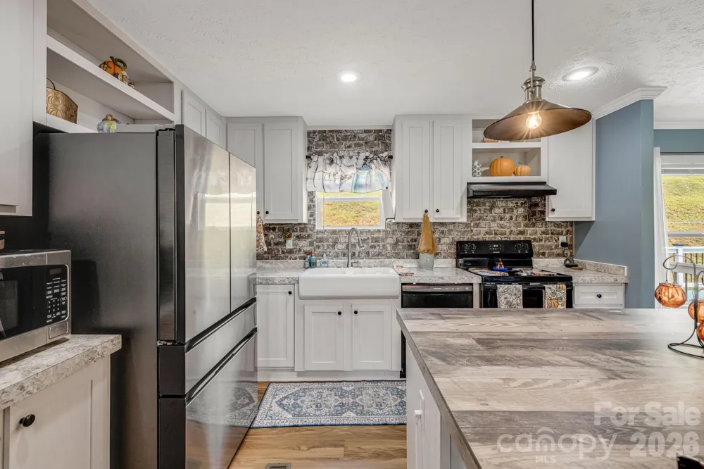 582 John Henry Road Burnsville, NC 28714
