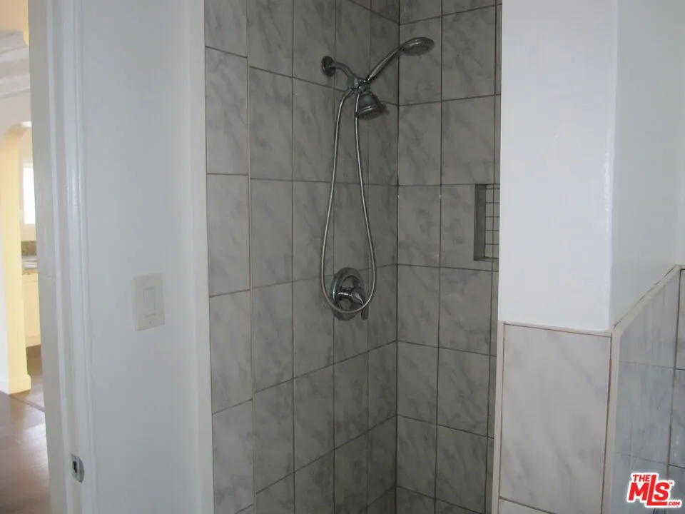1047 S Wooster Street #2 Los Angeles, CA 90035