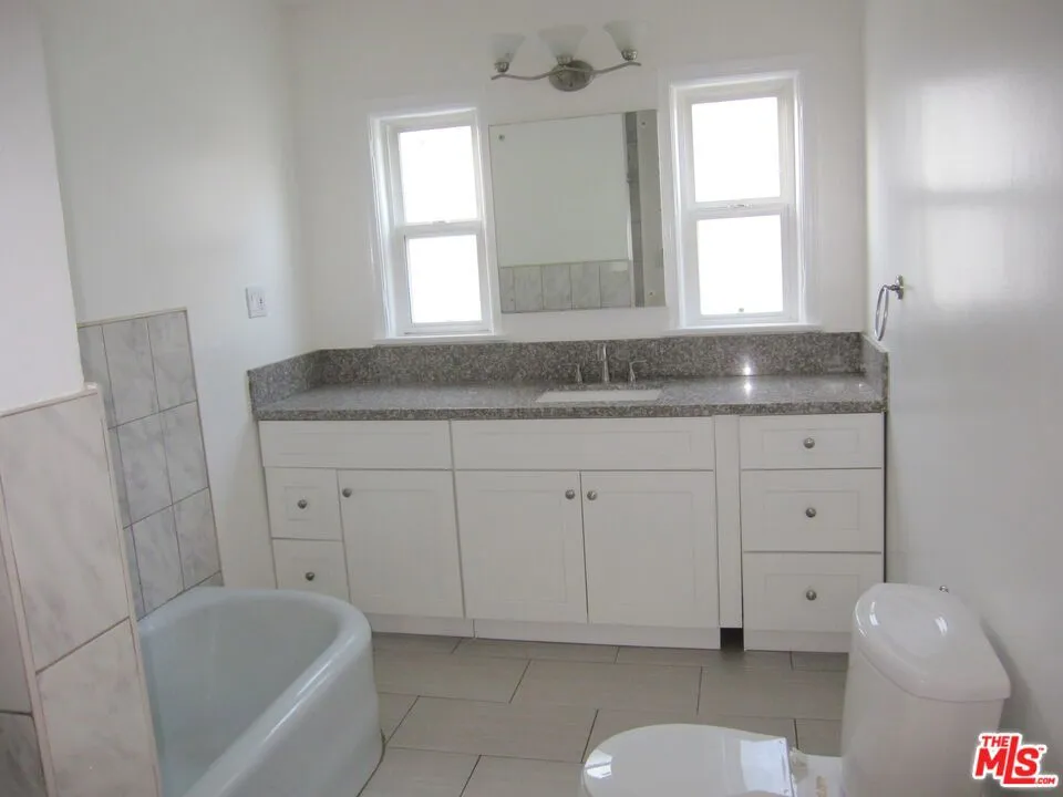 1047 S Wooster Street #2 Los Angeles, CA 90035