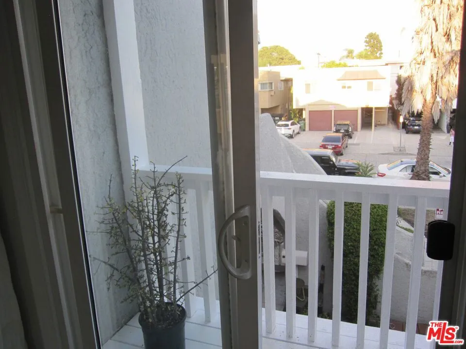 1047 S Wooster Street #2 Los Angeles, CA 90035