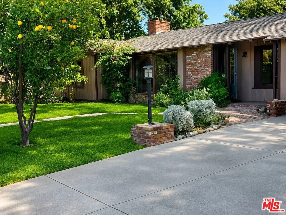 13509 Bassett Street Valley Glen, CA 91405