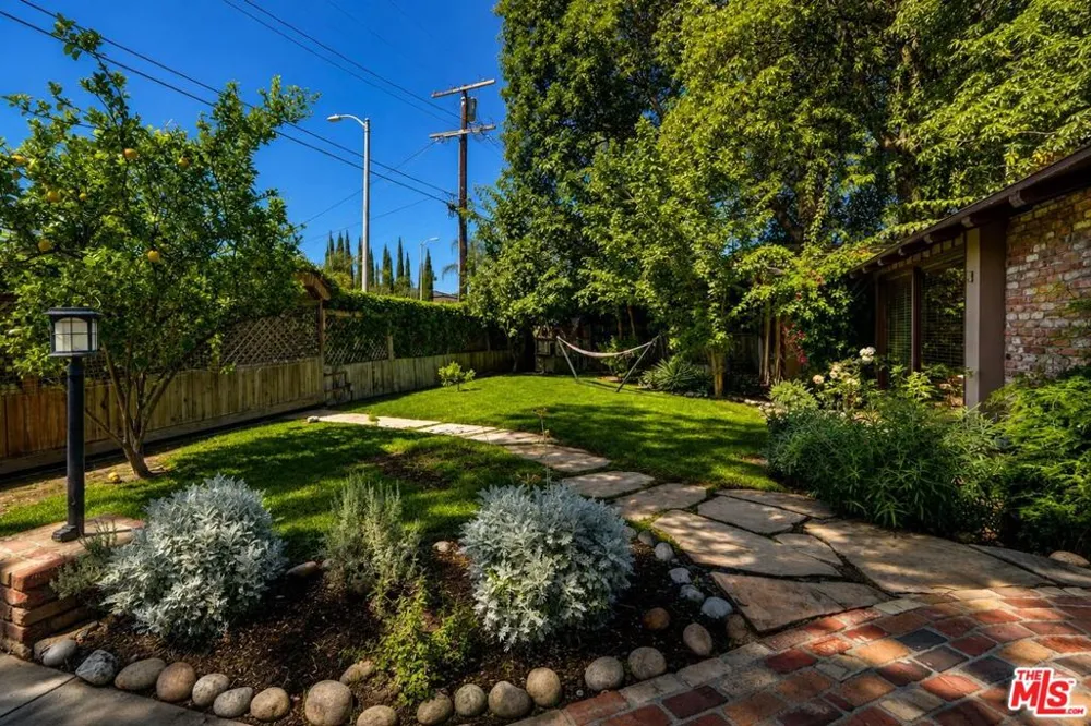13509 Bassett Street Valley Glen, CA 91405