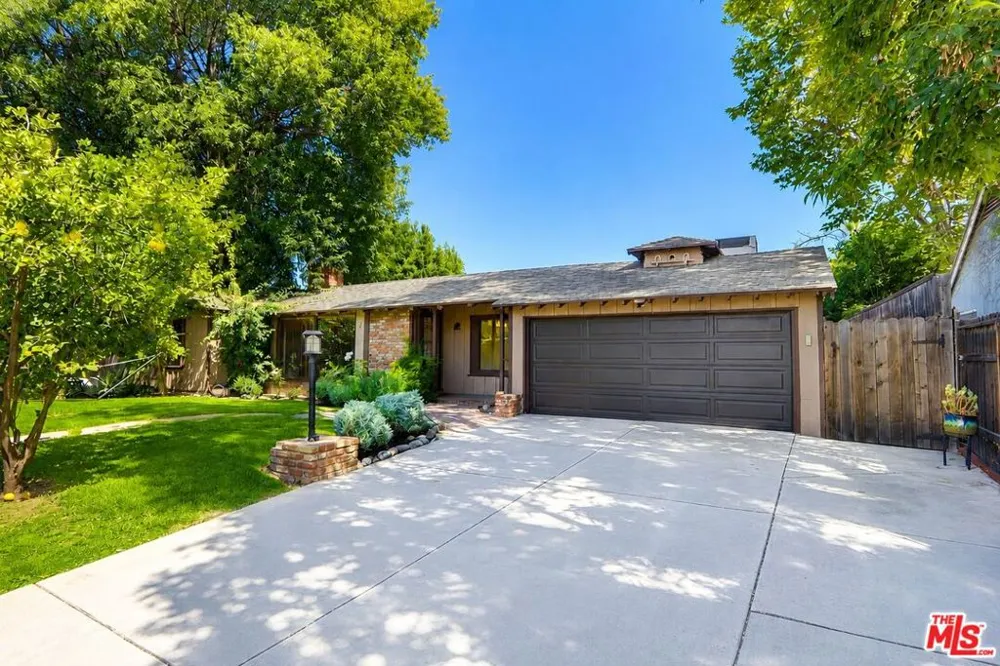 13509 Bassett Street Valley Glen, CA 91405