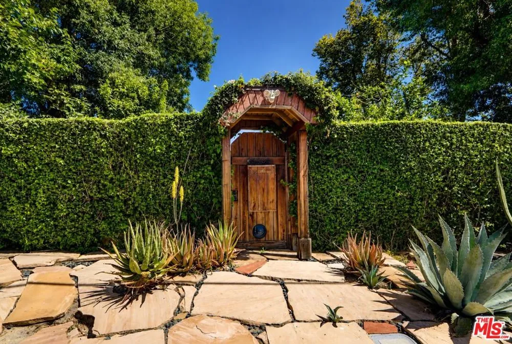 13509 Bassett Street Valley Glen, CA 91405