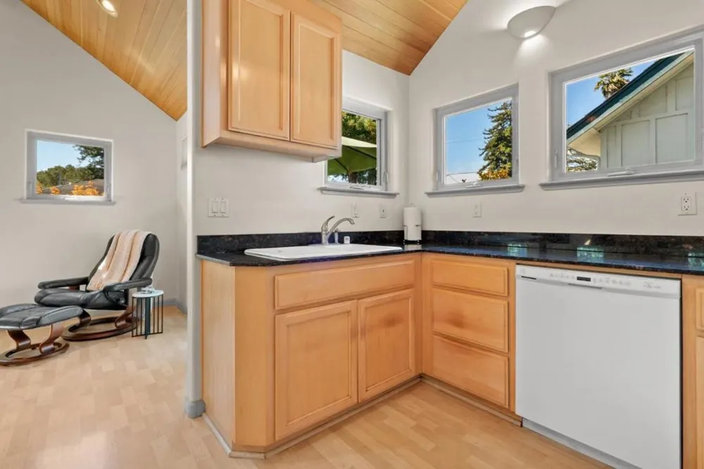 518 Capitola Avenue Capitola, CA 95010