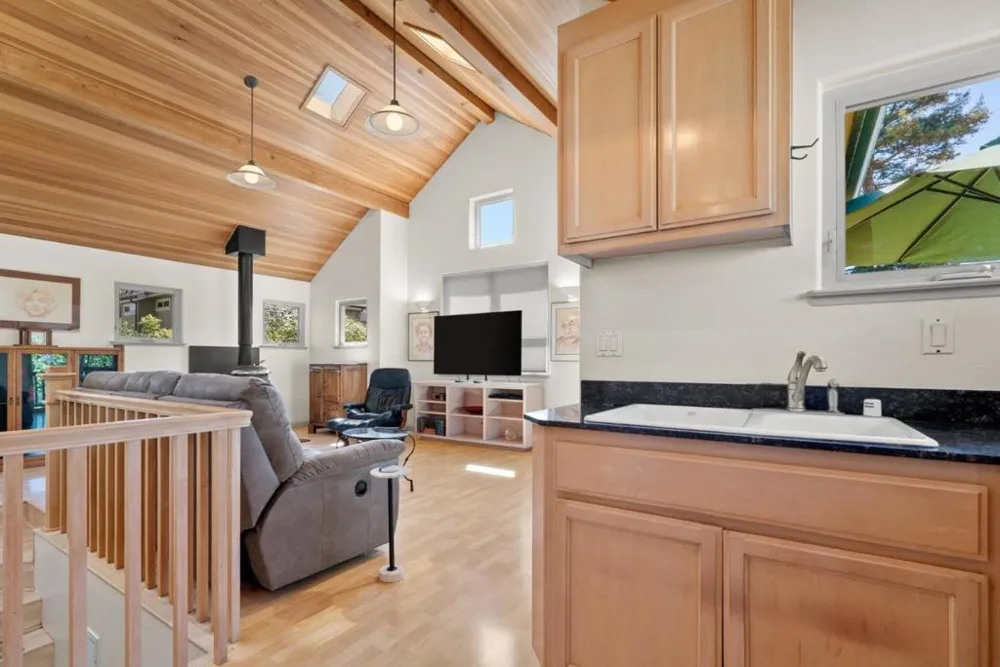 518 Capitola Avenue Capitola, CA 95010