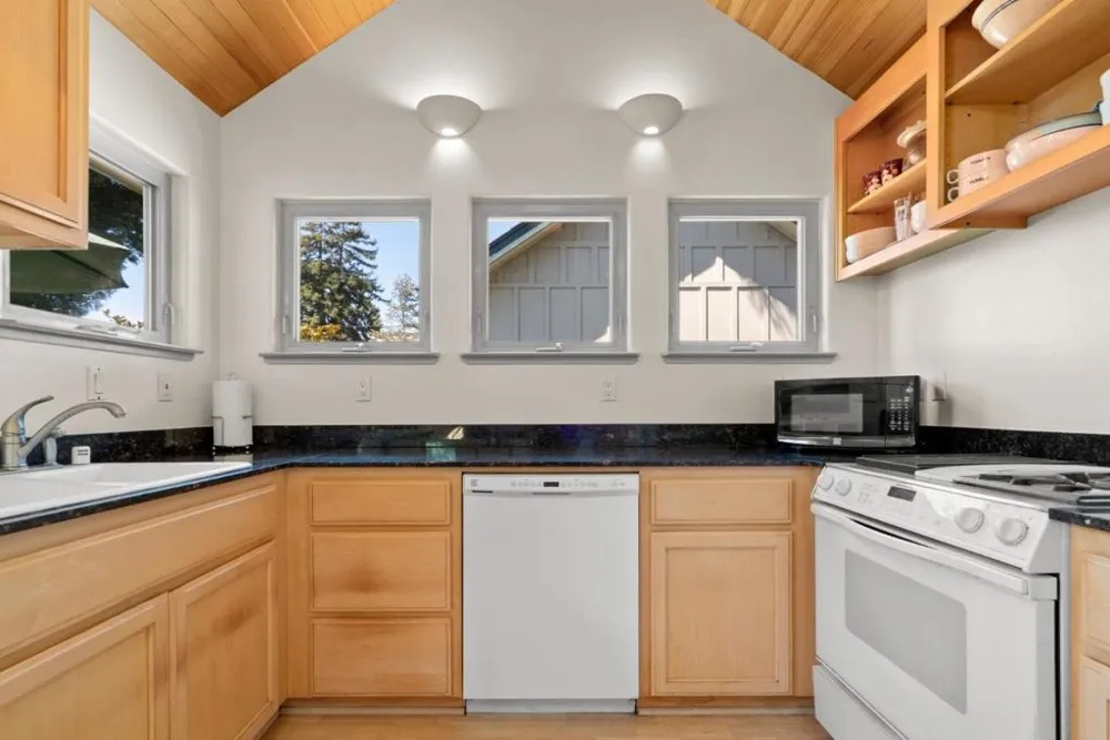 518 Capitola Avenue Capitola, CA 95010