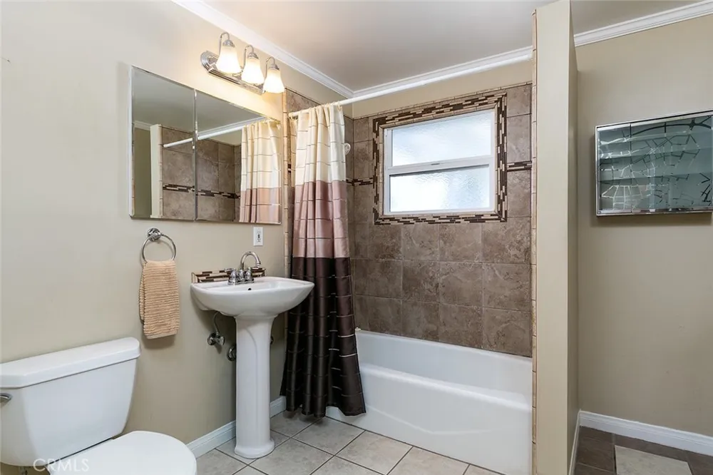 4939 De Lay Avenue Covina, CA 91722
