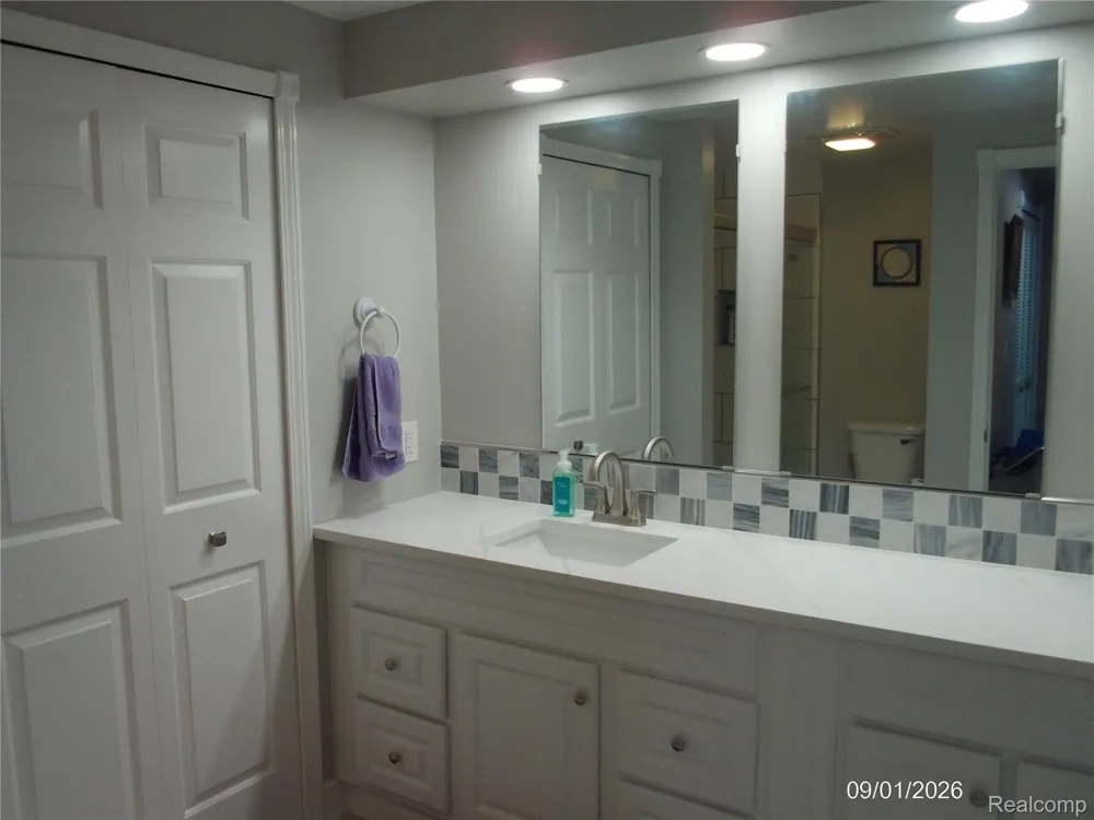 8272 Karam Boulevard #4 Warren City, MI 48093