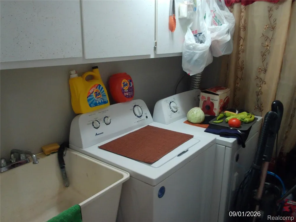 8272 Karam Boulevard #4 Warren City, MI 48093