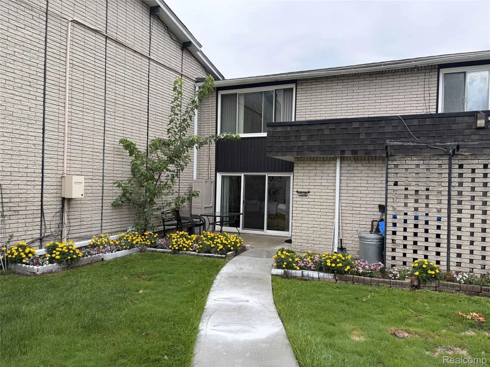 8272 Karam Boulevard #4 Warren City, MI 48093