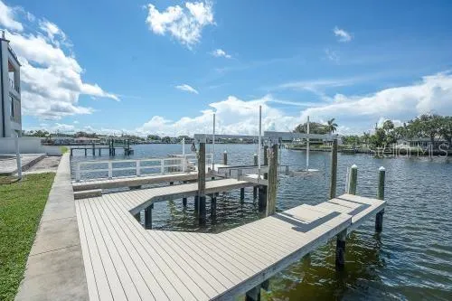 6505 DEBBIE LANE S St Petersburg, FL 33707