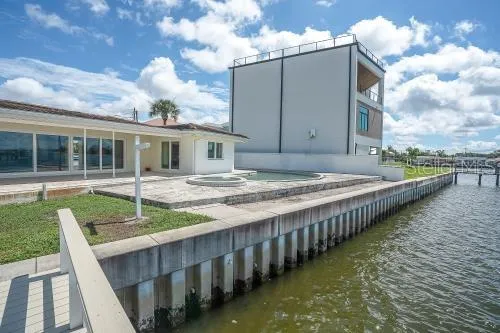 6505 DEBBIE LANE S St Petersburg, FL 33707