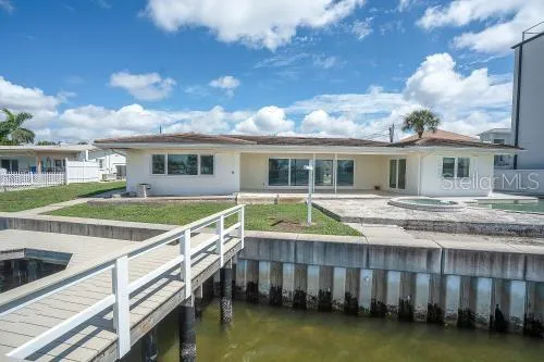 6505 DEBBIE LANE S St Petersburg, FL 33707