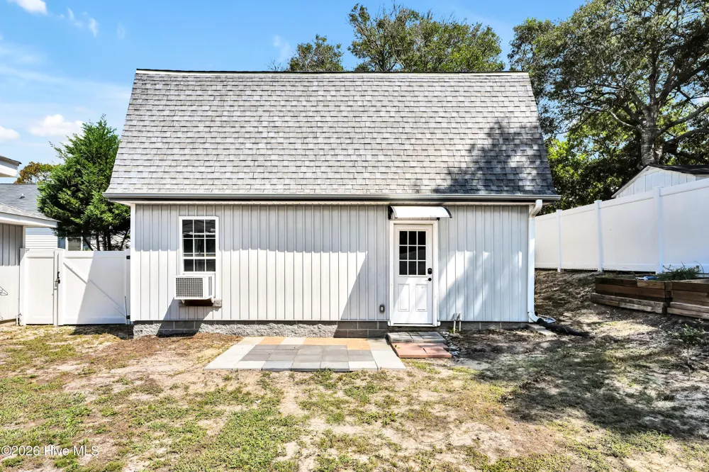 114 NE 8th St Oak Island, NC 28465