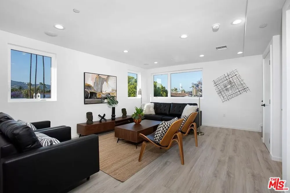 945 Oxford Avenue #8 Los Angeles, CA 90029