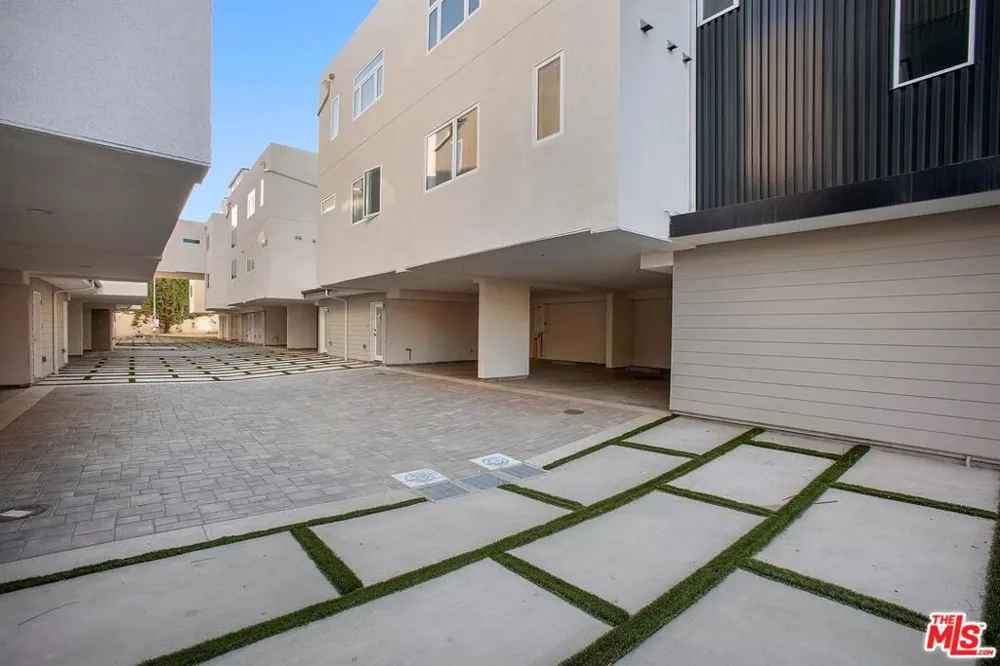 945 Oxford Avenue #8 Los Angeles, CA 90029