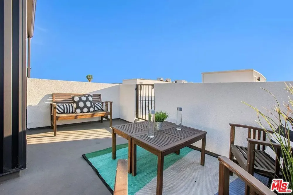 945 Oxford Avenue #8 Los Angeles, CA 90029