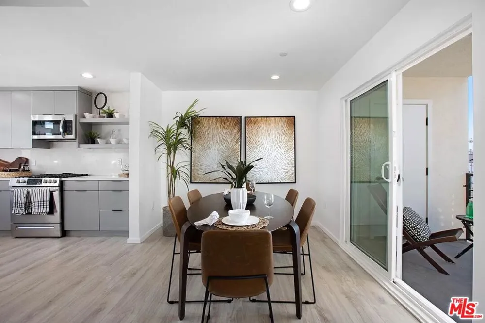 945 Oxford Avenue #8 Los Angeles, CA 90029