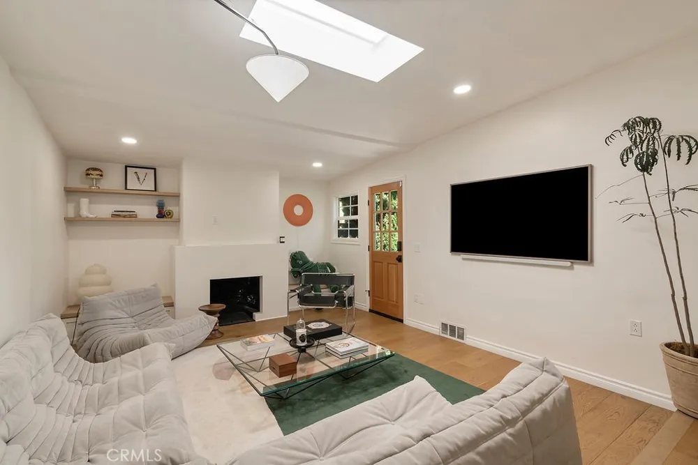 3950 Welland Avenue Los Angeles, CA 90008