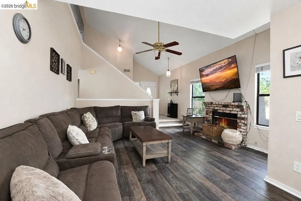 34 Nightingale Ct Oakley, CA 94561