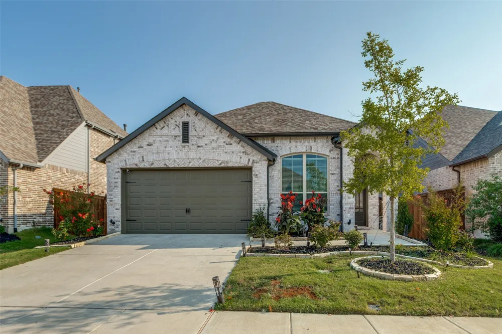 1904 Dappled Grey Avenue Aubrey, TX 76227