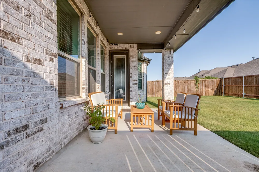 1904 Dappled Grey Avenue Aubrey, TX 76227