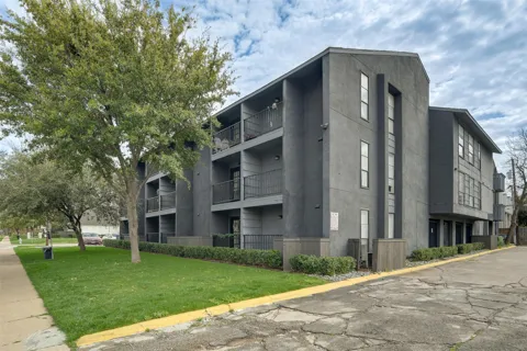 2722 Throckmorton Street #205