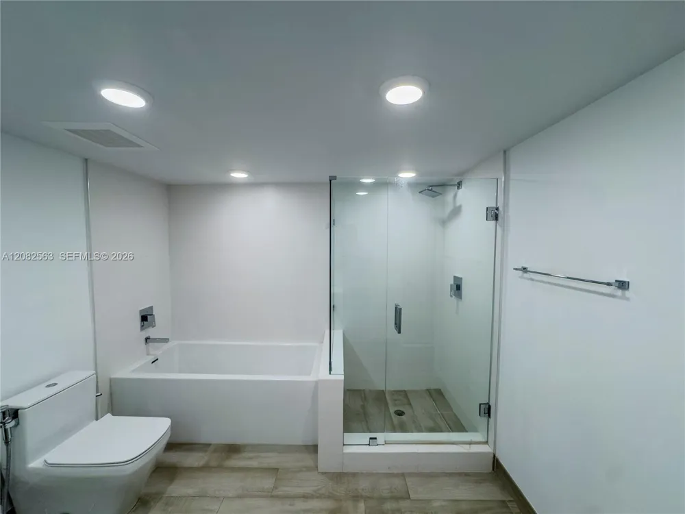 9261 E Bay Harbor Dr #405 Bay Harbor Islands, FL 33154