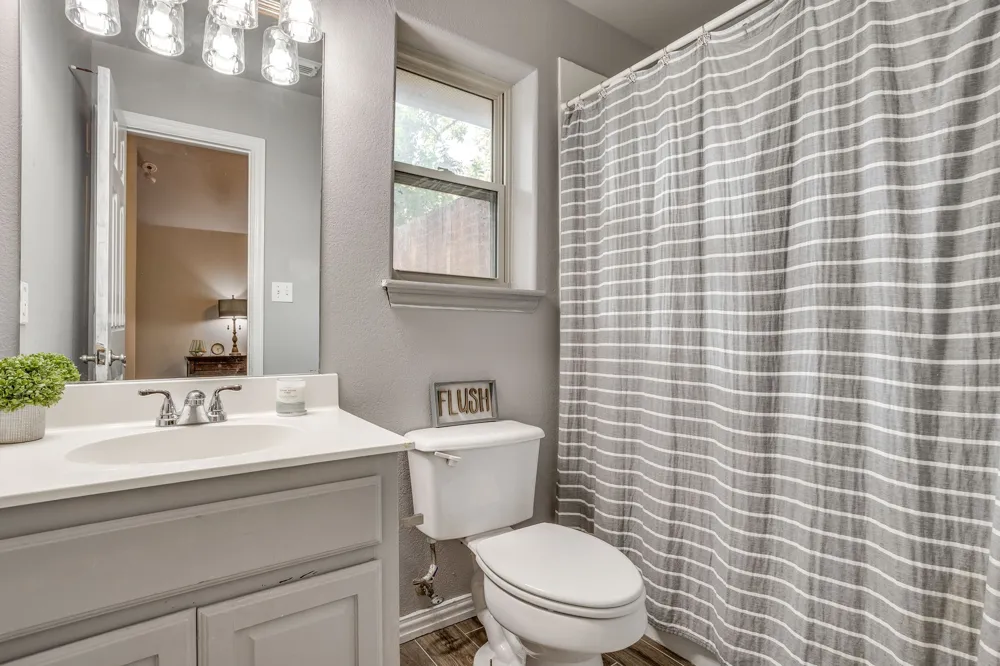 910 Royal Court Burleson, TX 76028