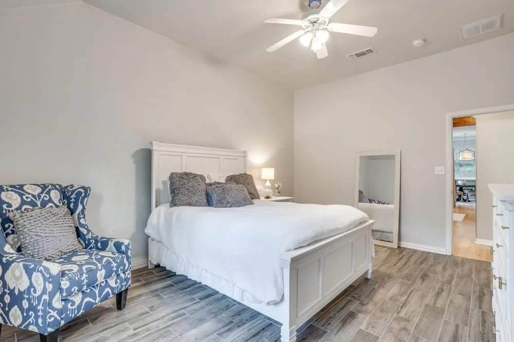 910 Royal Court Burleson, TX 76028