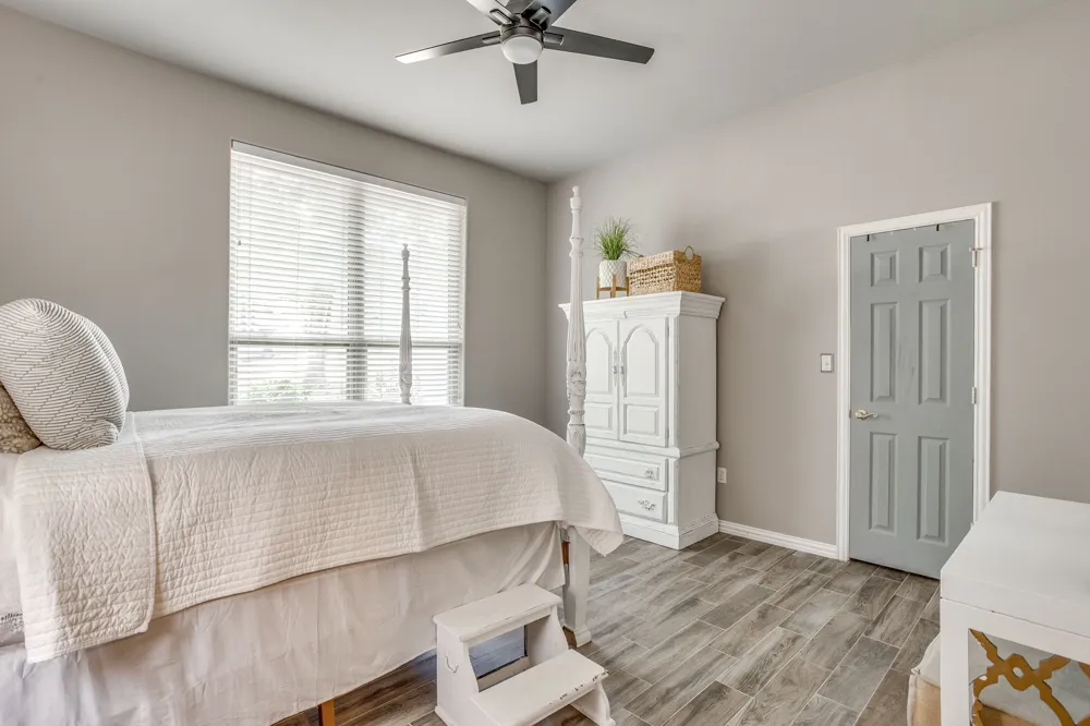 910 Royal Court Burleson, TX 76028