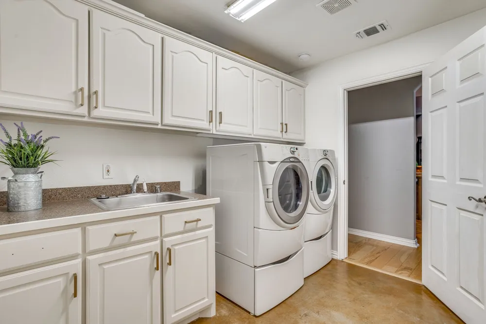 910 Royal Court Burleson, TX 76028