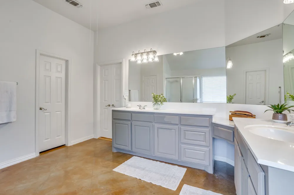 910 Royal Court Burleson, TX 76028