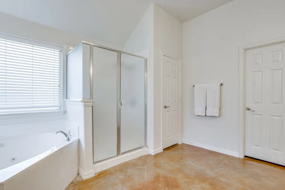 910 Royal Court Burleson, TX 76028