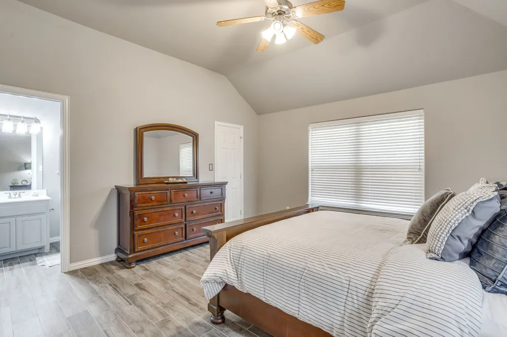 910 Royal Court Burleson, TX 76028