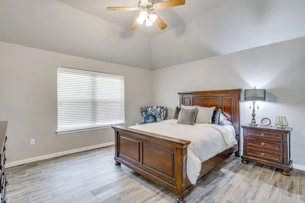 910 Royal Court Burleson, TX 76028