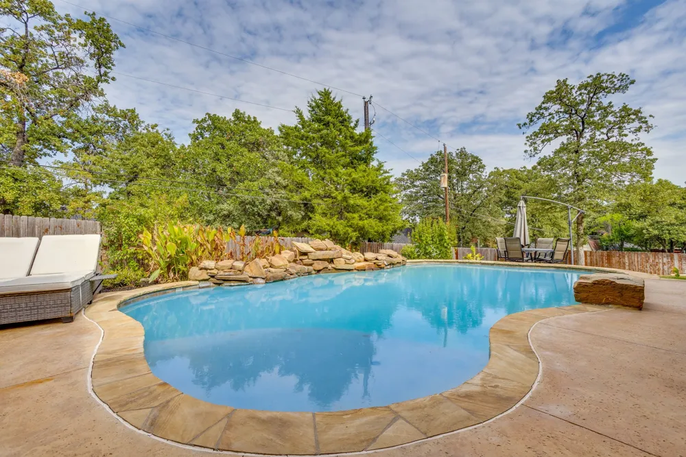 910 Royal Court Burleson, TX 76028