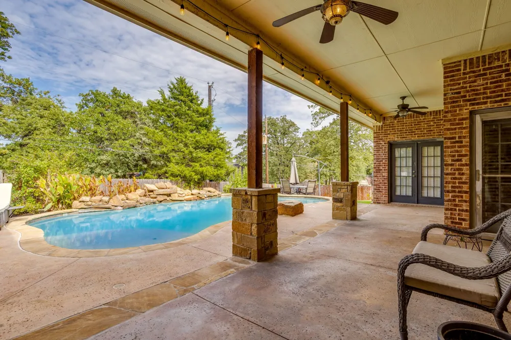 910 Royal Court Burleson, TX 76028