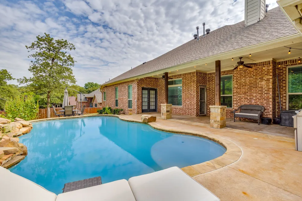 910 Royal Court Burleson, TX 76028