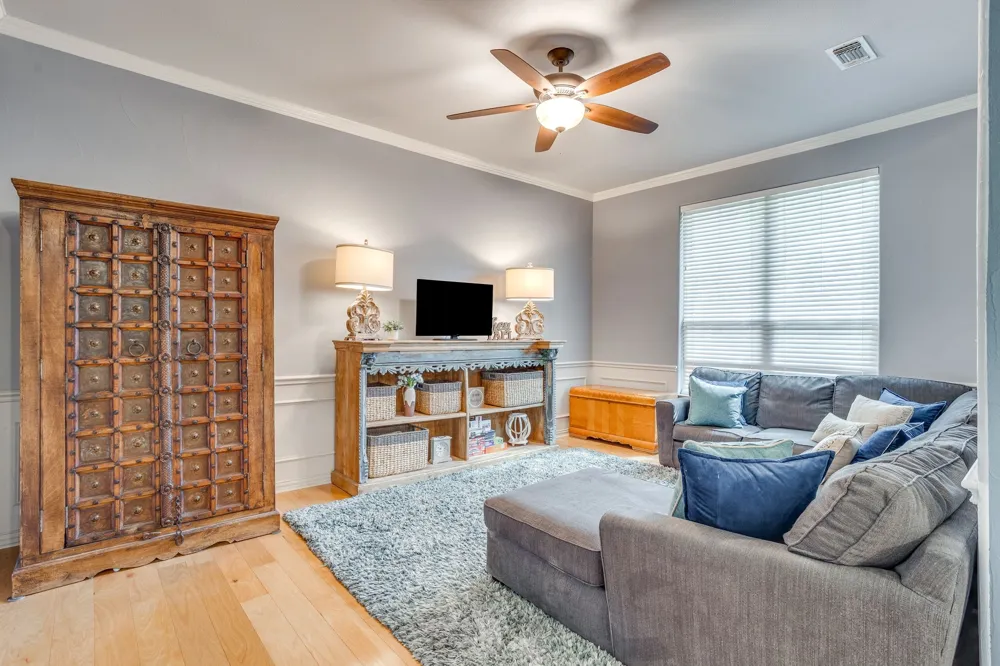 910 Royal Court Burleson, TX 76028