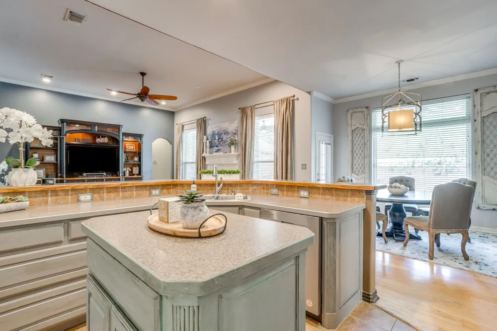 910 Royal Court Burleson, TX 76028
