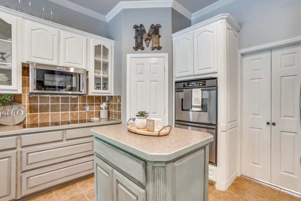 910 Royal Court Burleson, TX 76028